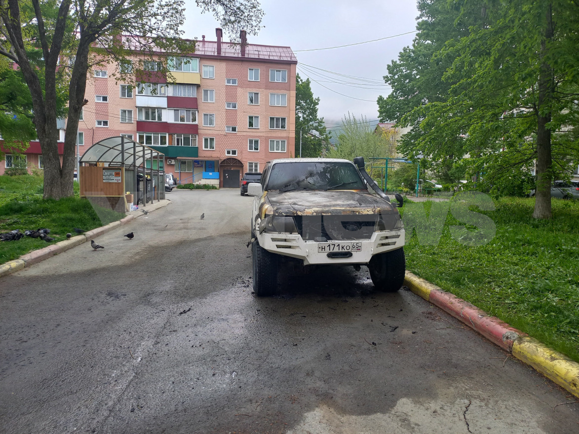 Внедорожник загорелся утром во дворе на бульваре Анкудинова в Южно-Сахалинске  — YS.News — новости Сахалина и Курил